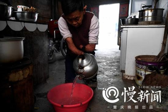 每天清晨,早起的蔡冬凤做的第一件事情就是给母亲烧热水,让她洗澡。