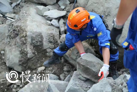 △谭明华在冒险泥石流救援现场