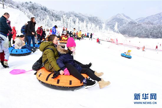 冷水国际滑雪场的游客戏雪。新华网发(付光禄 摄)