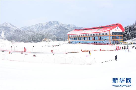 石柱县冷水国际滑雪场滑具大厅。新华网发(付光禄 摄)