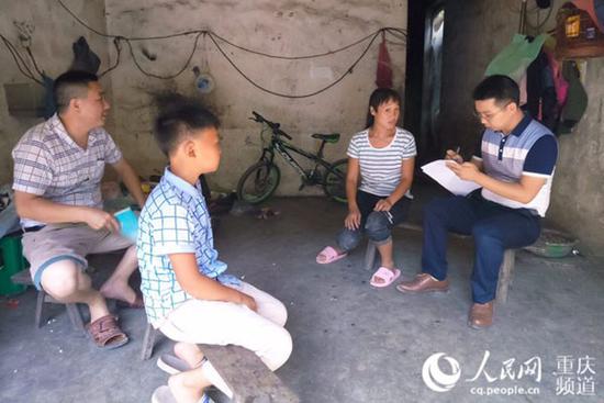 李云勇(右一)走访农户调查劳动就业情况。受访者供图