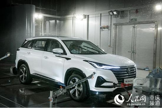 中国汽研汽车环境风洞内,风洞正在制造风雪,测试汽车性能。邹乐 摄
