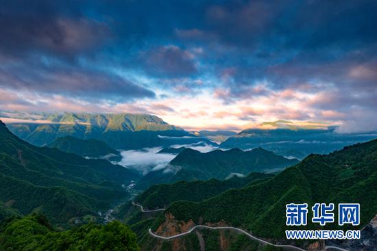 大山里城口至陕西省的公路。新华网 发(城口县委宣传部供图)