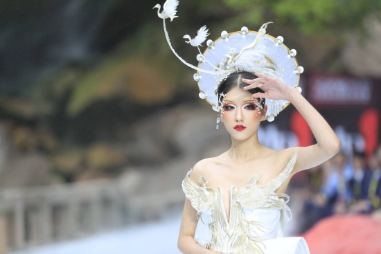 图为模特展示毛戈平的彩妆作品。 活动组委会供图