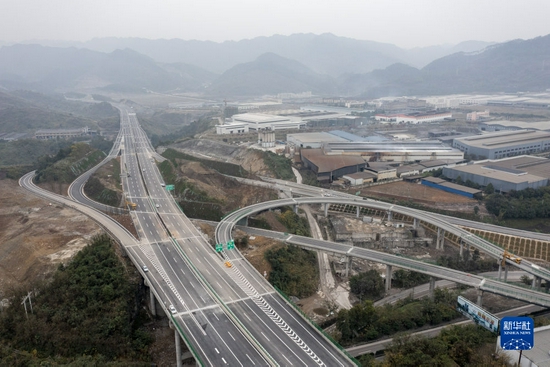 12月14日拍摄的渝黔高速公路扩能项目万盛段(无人机照片)。新华社记者 刘潺 摄