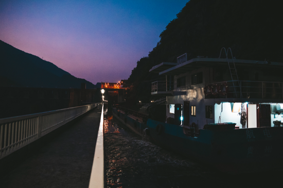 乌江彭水电站完成首次夜间过坝通航