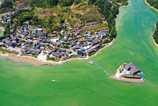 ↑这是9月6日拍摄的重庆市酉阳县酉水河镇河湾村景色(无人机照片)。新华社记者 唐奕 摄