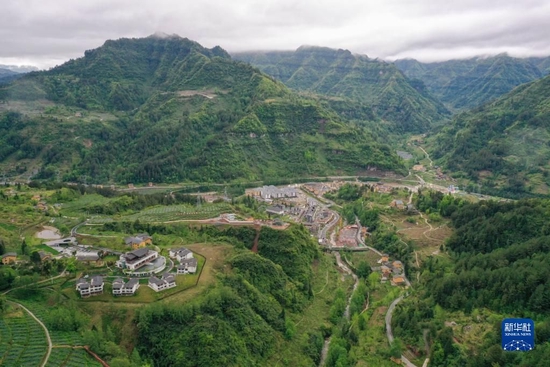 这是重庆石柱土家族自治县中益乡华溪村景观(2022年4月14日摄,无人机照片)。新华社记者 唐奕 摄