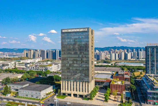 ▲两江新区(自贸试验区)政务大厅 蓝天/摄