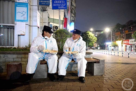这对新组合扎进社区已经一周有余。