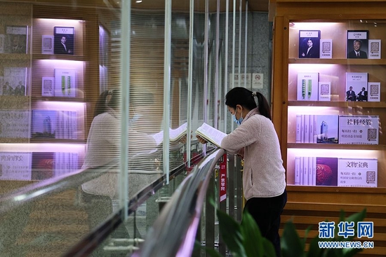 图为重庆图书馆内专心看书的读者。新华网发(孙凯芳 摄)