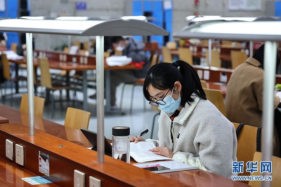重庆图书馆自修室内,一名读者在看书学习。新华网发(孙凯芳 摄)