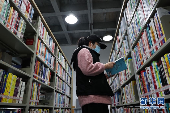 一名读者在书架上找书。新华网发(孙凯芳 摄)