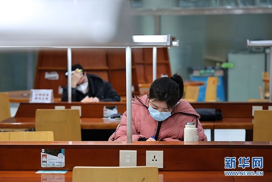 图书馆以其安静、舒适的阅读环境,吸引了不少读者前来看书学习。新华网发(孙凯芳 摄)
