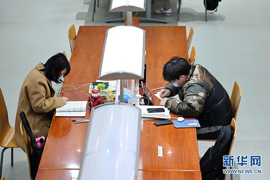 图书馆阅读、学习氛围很好,成了不少读者备考、充电的首选之地。新华网发(孙凯芳 摄)