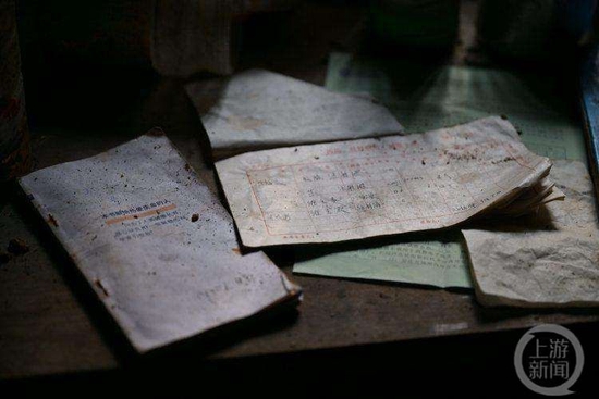 △残留在病区危房中的书籍和药方单