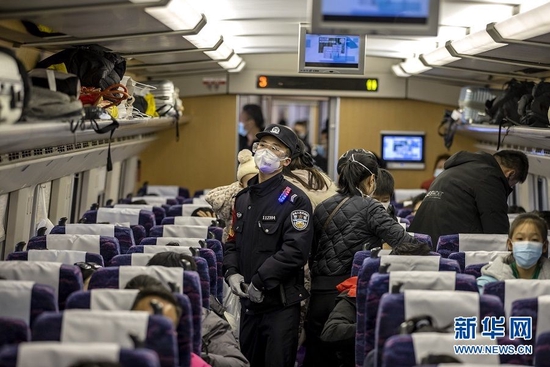 重庆：铁路警方护航 让春运返程更安心