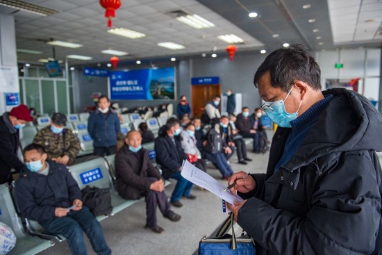49名重庆脱贫劳动力“打飞的”赴山东就业