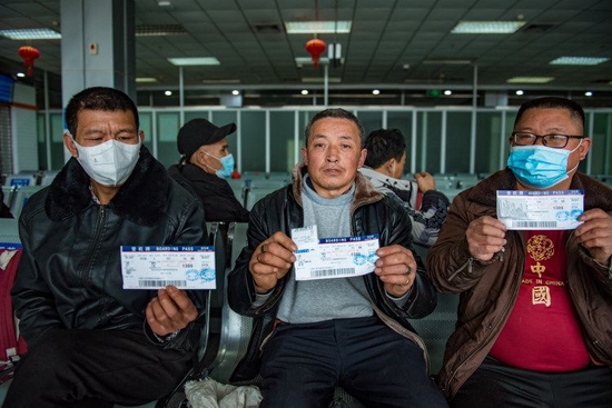 49名重庆脱贫劳动力“打飞的”赴山东就业