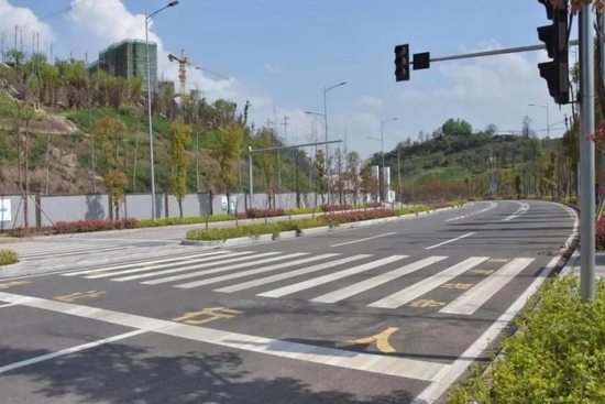 桃源大道北延伸段至沙岚垭建成通车道路。蒋婧 摄