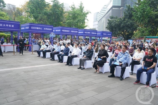 反诈宣传现场受骗者分享经历：我才拿到了年终奖，没想到却遭遇了诈骗……