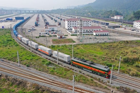4月3日,陆海新通道跨境铁公联运班列(重庆—瑞丽—缅甸)首发班列在重庆江津小南垭铁路物流中心发车。新华社记者 唐奕 摄