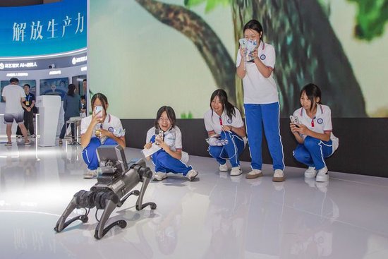 在2023智博会科大讯飞展厅，讯飞工业巡检机器人与观众互动。新华社记者储加音 摄