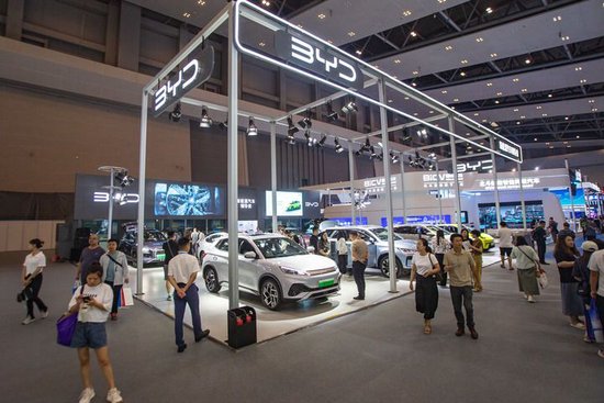 观众在2023智博会的综合展区参观。新华社记者储加音 摄