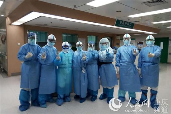 搭建第一个病区临时ICU的抢救团队合影。 重医附一院供图