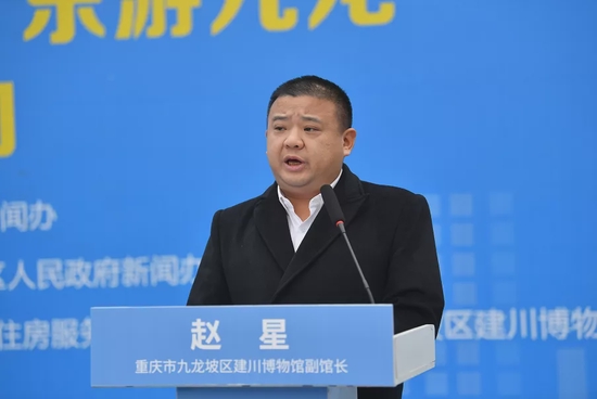 ▲重庆建川博物馆副馆长赵星回答市民提问