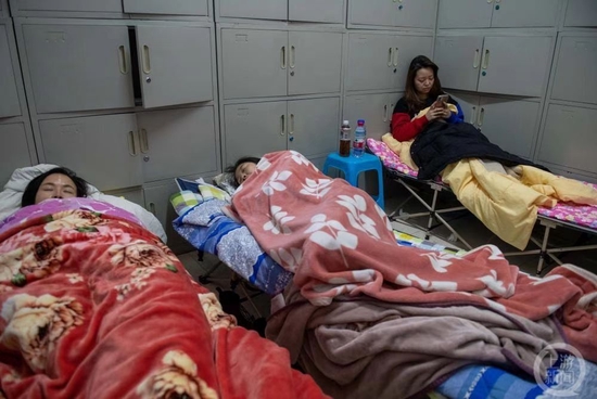 杨云和同事一直吃住在单位档案室。