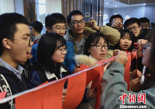 图为重庆大学学生在食堂里猜灯谜。 周毅 摄