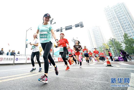 2019重庆女子半马比赛现场。新华网 张免摄