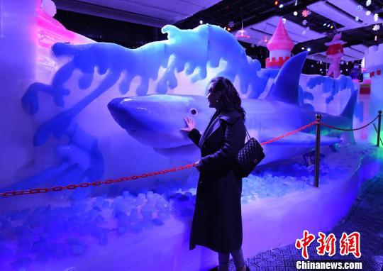 图为冰雪乐园里的冰雕吸引市民眼球。 周毅 摄