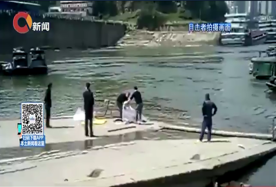 男子发现江中浮尸