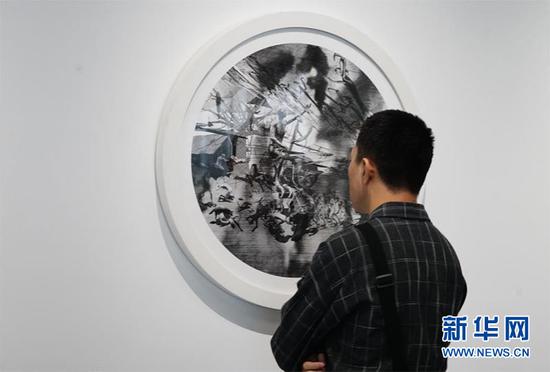 图为游客在悦来艺术馆内欣赏美术作品。新华网 韩梦霖 摄