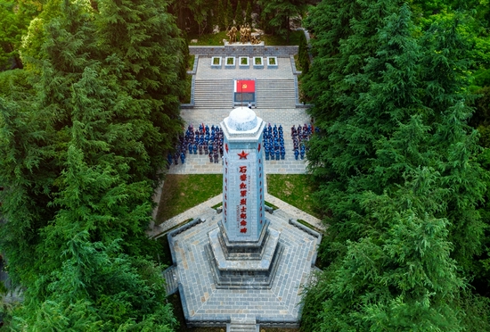 航拍石壕红军烈士墓