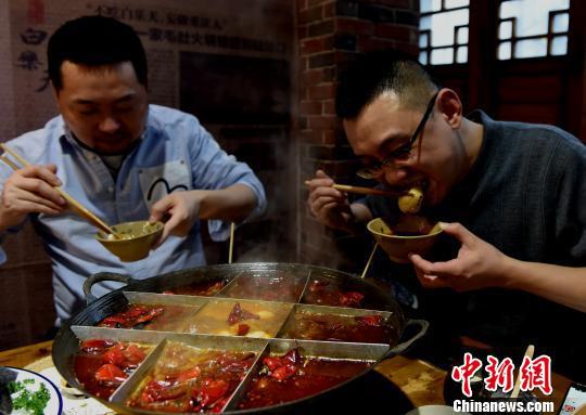 图为食客品尝芥末口味和双椒口味的汤圆。 周毅 摄