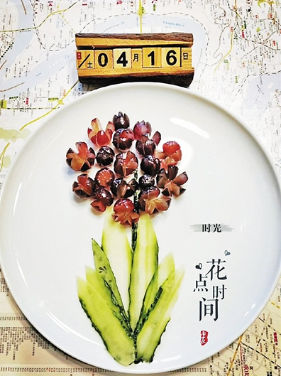 紫色的葡萄切开,变成一朵盛开的绣球,长在黄瓜条的枝头