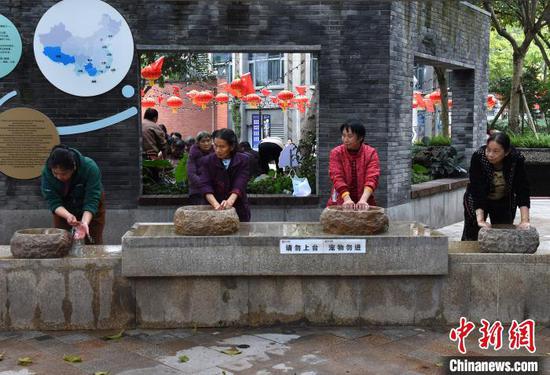 图为市民在浴手体验区泡手。 周毅 摄