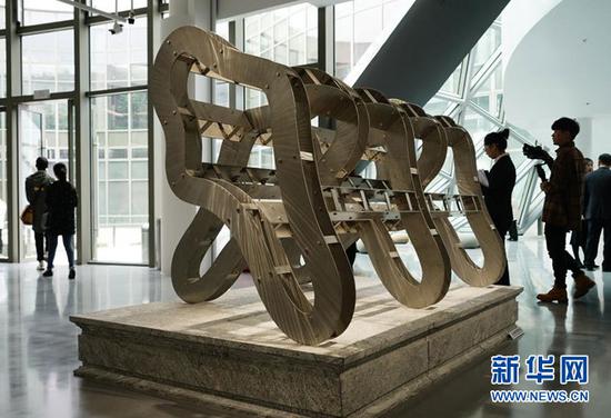 图为“临界”艺术展上展出的汪建伟作品《寒武纪 No.6》。新华网 韩梦霖 摄