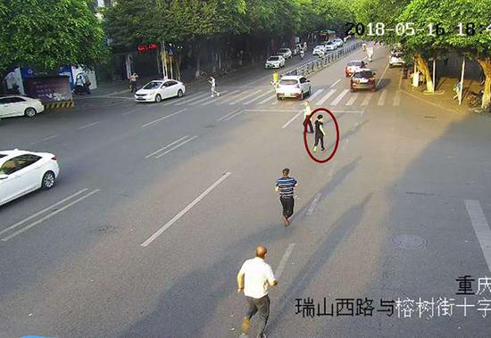 民警街头追捕涉毒嫌疑人。警方供图