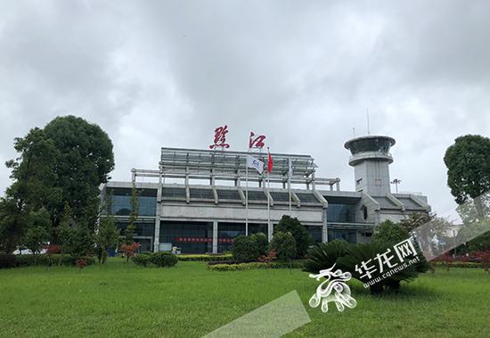 目前黔江机场的航站楼比较小,只有2900平方米。 首席记者 徐焱 摄