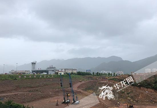 黔江机场扩建工程施工现场。 首席记者 徐焱 摄