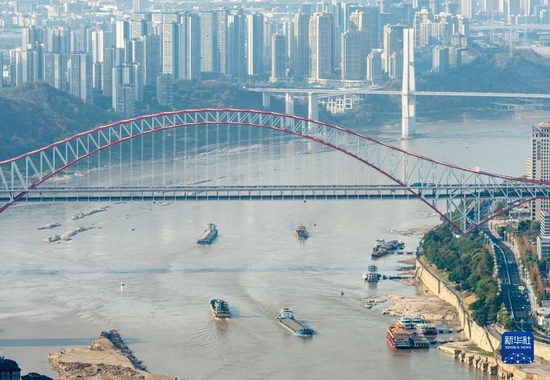 货轮航行在重庆中心城区长江航道上(2022年9月5日摄)。新华社记者刘潺摄
