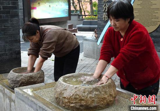 图为市民在浴手体验区泡手。 周毅 摄