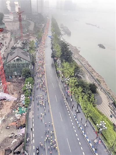 昨日，南滨路，2018重庆国际马拉松鸣枪开跑。 本报记者 李斌 摄