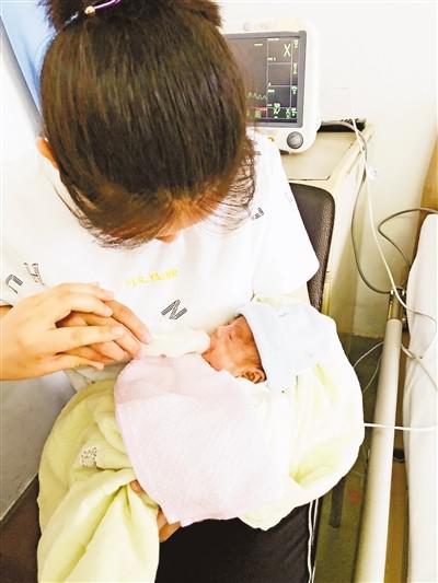 ▲悉心照料小不点 院方供图