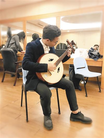 龙鑫从小就学习音乐