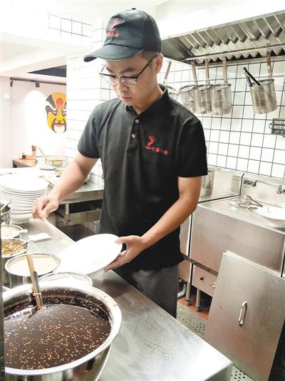 如今的龙鑫,常常在店内亲力亲为做各种事宜